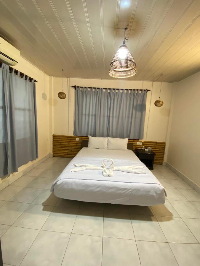 Ecran Riverfront Guesthouse Kampot Bagian luar foto