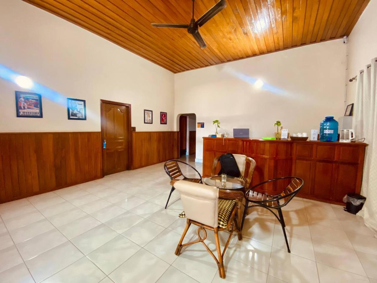 Ecran Riverfront Guesthouse Kampot Bagian luar foto