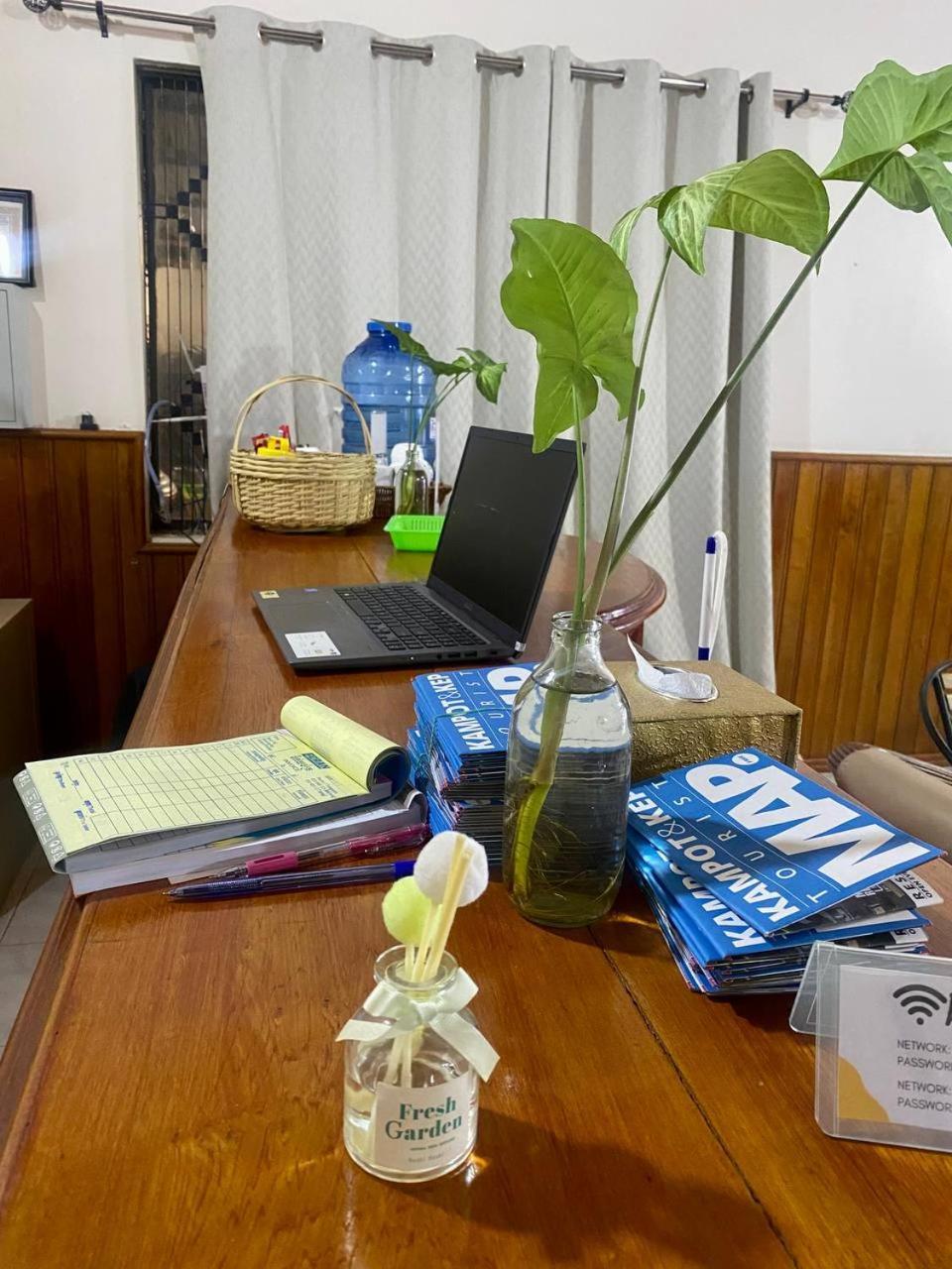 Ecran Riverfront Guesthouse Kampot Bagian luar foto