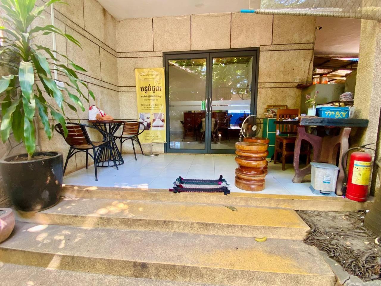 Ecran Riverfront Guesthouse Kampot Bagian luar foto